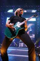 Концерт группы 'Nickelback' на сцене 'O2 Arena', Л