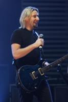 Концерт группы 'Nickelback' на сцене 'O2 Arena', Л
