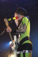 Участники группы 'The Ting Tings' выступили с конц