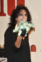 Легендарный рокер Элис Купер выступил в лондонском