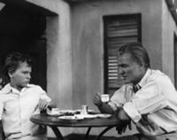 Кадр из фильма 'Последний дюйм', 1958. На фото - С