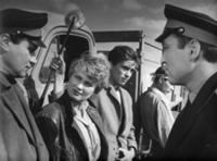 Кадр из фильма 'Последний хлеб', СССР, 1963. На фо