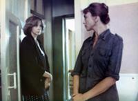 Кадр из фильма 'Одинокая женщина желает познакомит
