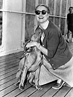 Kiss from her pet for Grace Kelly .
Grace kelly g