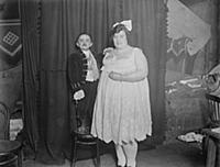 Dwarf marries the fat lady .
World ' s Fair showm