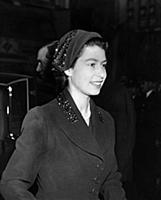 The Queen And Art - Visits Portrait Painters Exhib