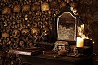 NATIONAL PICTURES

Spooky sightseers can spend H