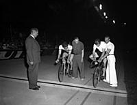 Reg Harris (right) at the start of the race .
Wor