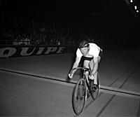 Reg Harris (right) at the start of the race .
Wor