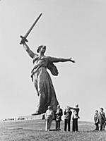 Monument to the motherland that towers over the me