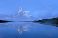Вершина Маттерхорн (Matterhorn) отражается в озере