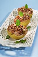 Яблоки с ореховой начинкой