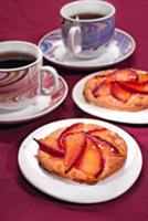 Пирожные со сливами и козьим сыром