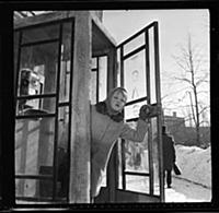 Кадр из фильма: 'Звонят, откройте дверь'. На фото: