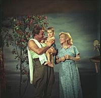 Кадр из фильма «Испытание верности», (1954). На фо