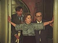 Кадр из фильма: 'Покровские ворота', (1982). На фо