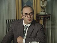 Кадр из фильма: 'Покровские ворота', (1982). На фо