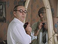 Кадр из фильма: 'Покровские ворота', (1982). На фо