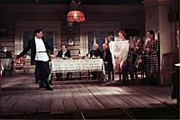 Кадр из фильма «Свадьба с приданым», (1953). На фо