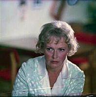 Кадр из фильма «Бриллиантовая рука», (1969). На фо