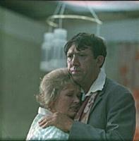 Кадр из фильма «Бриллиантовая рука», (1969). На фо