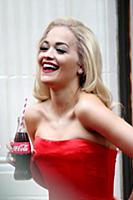 Рита Ора на фотосессии в честь 100-летия Coca-Cola
