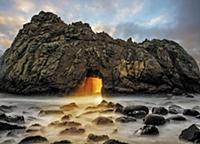 Мистическое свечение в арке скалы Keyhole Arch