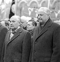Президент СССР Михаил Горбачев (слева) и председат