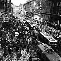 ARKIV -450507  Kungsgatan pе fredsdagen 7 maj 1945
