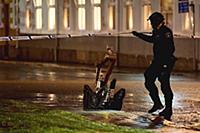Полиция обезвреживает взрывное устройство, обнаруж