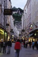 Зальцбург, Австрия. На фото - улица Getreidegasse.