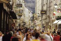 Зальцбург, Австрия. На фото - улица Getreidegasse.