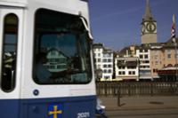Цюрих (Zurich), Швецария. На фото - трамвай на фон