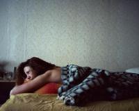 Молодежь России. На фото - 32-летняя Лена в кроват