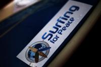 Серфингисты из команды 'Surfing for Peace' в секто