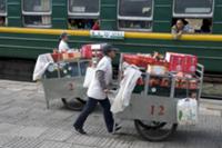 Поезд для сезонных рабочих, едущих на уборку хлопк