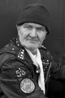 Рокер, одетый в проклёпанную кожаную куртку с наши