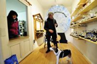 Фотографии с фабрики по изготовлению стеклянных ша