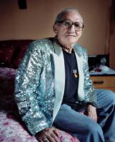 На фото: Michal Mozes, 75 лет, атлет. Получил серь