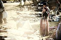 Romania / Negreni / 2014 / Gipsy sellers smokes.

