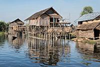 MYANMAR / Shan State / Inle Lake / Nampan / On the