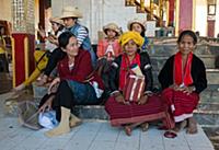 MYANMAR / Shan State / Inle Lake / Ywama / Two Pal