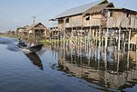 MYANMAR / Shan State / Inle Lake / Ywama / On the 