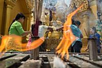MYANMAR / Yangon / 2015 / On the platform, astrolo