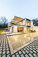 Bauhaus villa at dusk, Sauerland, Germany

Для ком
