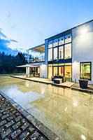 Bauhaus villa at dusk, Sauerland, Germany

Для ком