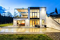 Bauhaus villa at dusk, Sauerland, Germany

Для ком