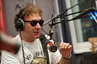 Солист рок-группы «Крематорий» Армен Григорян пози
