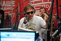 Солист рок-группы «Крематорий» Армен Григорян пози