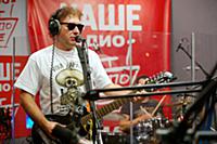 Солист рок-группы «Крематорий» Армен Григорян пози